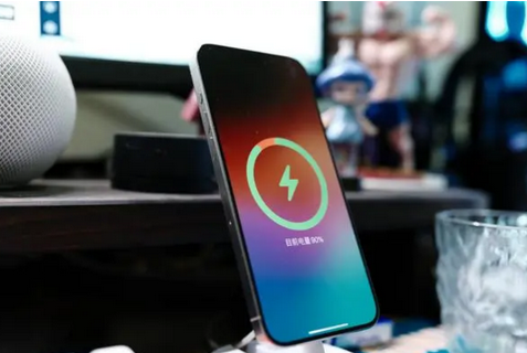 郁南苹果15换屏服务分享用什么充电器给iPhone15充电更好 